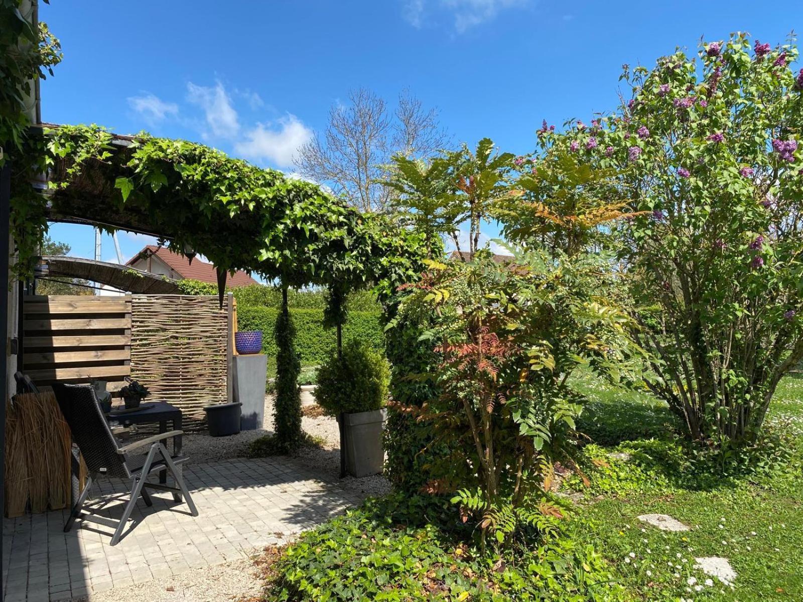 Gite Et Studios Les Barongeres Farges-les-Chalon Exterior foto